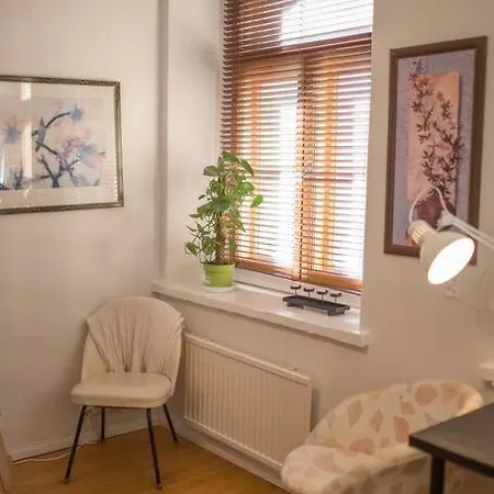 A Lovely Near Railway Station And Arena. Apartment *